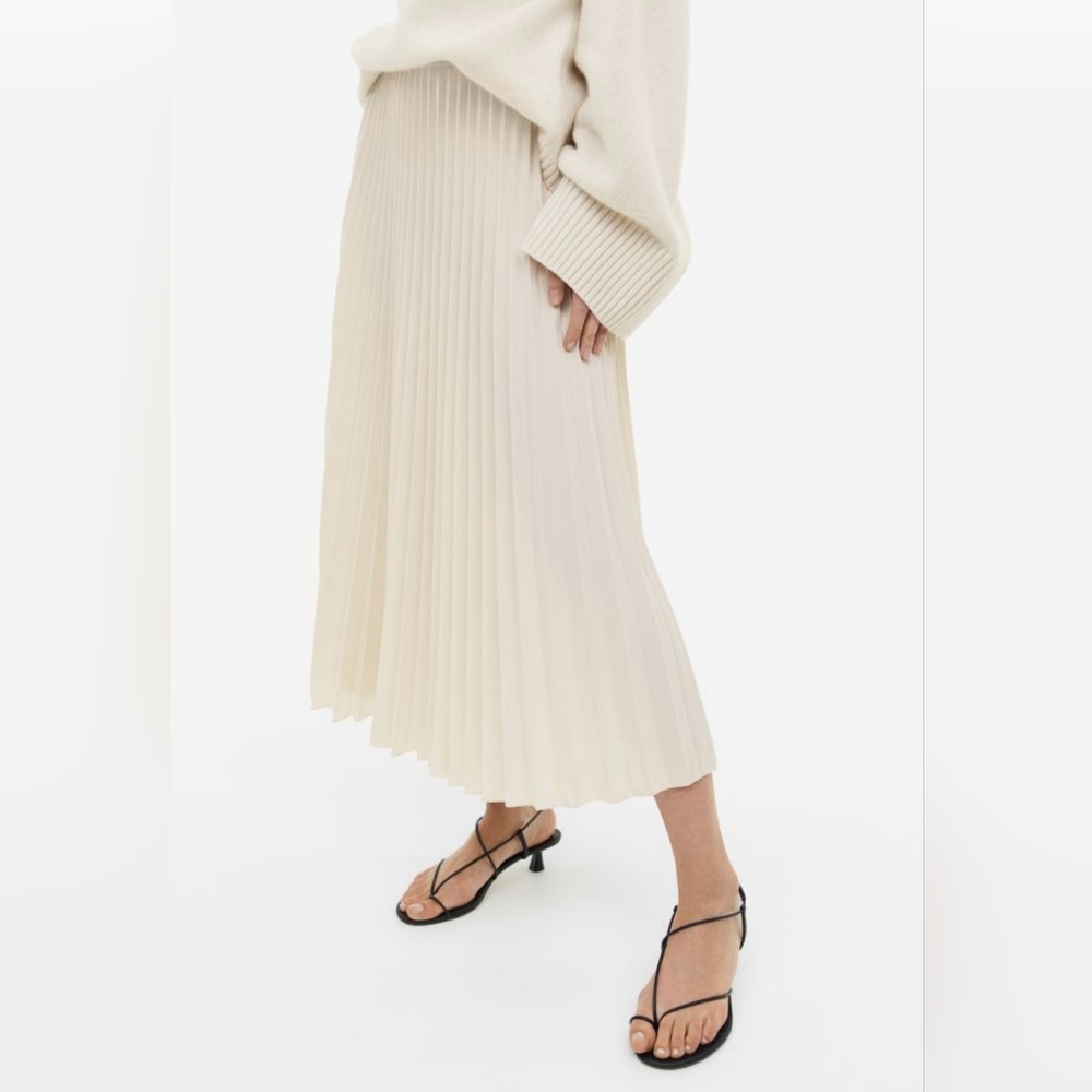 H&M light beige pleated skirt NWT